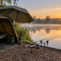 Abri de pêche bivvy et brolly installé au bord d’un lac