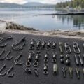Hameçons, émerillons et agrafes de pêche rangés dans une boîte