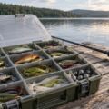 Boîte à leurres ouverte et organisée au bord d’un lac