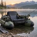 Float tube de pêche équipé au bord d’un lac calme