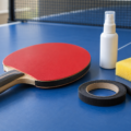Raquette de tennis de table, ruban de tranche, flacon et éponge — illustration générique