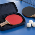 Deux raquettes de tennis de table et une housse ouverte — illustration générique
