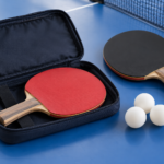 Deux raquettes de tennis de table et une housse ouverte — illustration générique