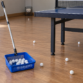Collecteur de balles à long manche près d’une table de tennis de table — illustration générique