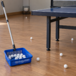 Collecteur de balles à long manche près d’une table de tennis de table — illustration générique
