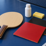 Bois de tennis de table, plaques rouge et noire et matériel de collage — illustration