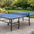 Table de ping-pong sur une terrasse de jardin — illustration générique