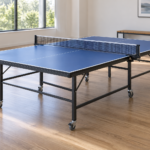 Table de tennis de table bleue dans une salle — illustration générique