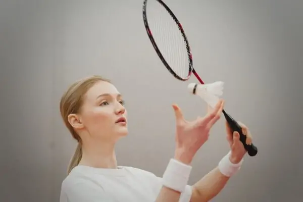 Comment faire un service au badminton