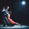 Dans quelles danses les participants se tiennent par la main