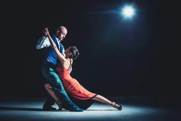 Dans quelles danses les participants se tiennent par la main